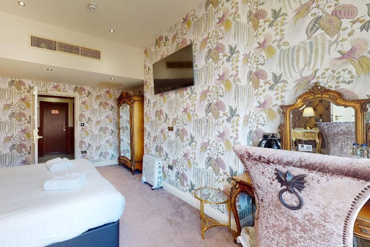 Standard King Room with Shower | In-room safe, iron/ironing board, WiFi (free), individually decorated