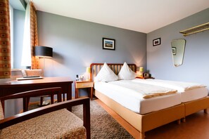 Standard Double Room | Free minibar items, in-room safe, free WiFi, bed sheets - Hotel Helgoländer Klassik (Helgoland)