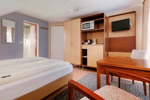 Minibar (con algunos artículos gratuitos), caja fuerte, wifi gratis