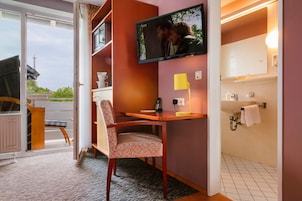 Single Room, Balcony | Free minibar items, in-room safe, free WiFi, bed sheets