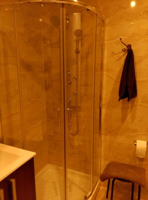 Apartamento superior, acessível, suíte | Banheiro | Chuveiro, ducha de hidromassagem, secador de cabelo, toalhas de banho