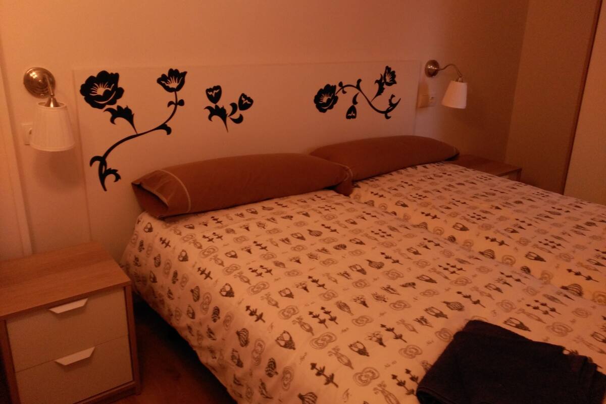 Apartamento superior, acessível, suíte | 3 quartos, cortinas blackout, ferros/tábuas de passar roupa