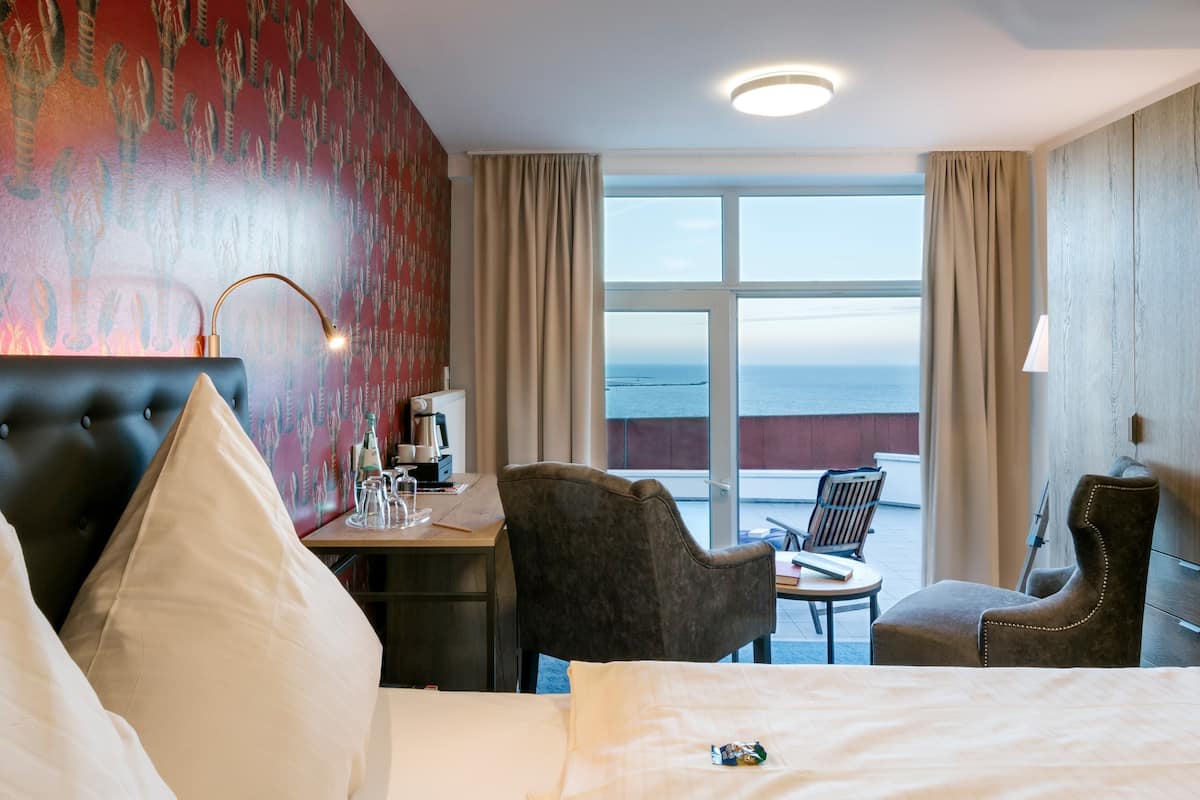 Kamar Double Superior, teras, pemandangan laut | Isi minibar gratis, meja kerja, Wi-Fi gratis, dan seprai linen