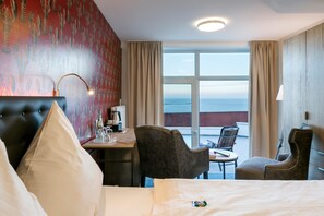 高級雙人房, 露台, 海景 | 迷你吧贈品、書桌、免費 Wi-Fi、床單