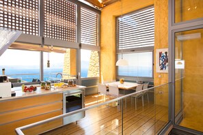 Villa de lujo, 2 habitaciones, alberca privada | Cocina privada | Refrigerador, microondas, horno y parrilla de estufa