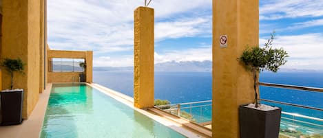 Alberca al aire libre y camastros