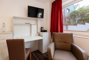 Minibar, escritorio, wifi gratis y ropa de cama