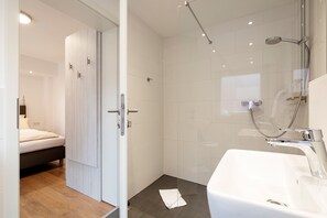 Comfort Double Room | Bathroom | Shower, hair dryer, towels - Hotel Felsen-Eck (Helgoland)