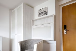 Minibar, escritorio, wifi gratis y ropa de cama