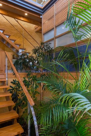 Villa de lujo, 2 habitaciones, alberca privada | Área de sala de estar | Televisión de pantalla plana de 42 pulgadas con canales vía satélite 
