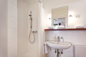 Shower, hair dryer, towels - Hotel Rooad Weeter (Helgoland)