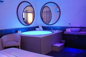 Junior Suite, Jetted Tub | Minibar, cribs/infant beds, bed sheets