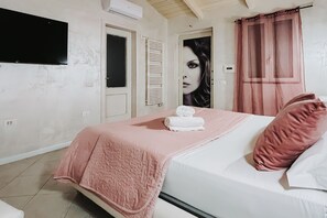 Junior Suite, Jetted Tub | Minibar, cribs/infant beds, bed sheets