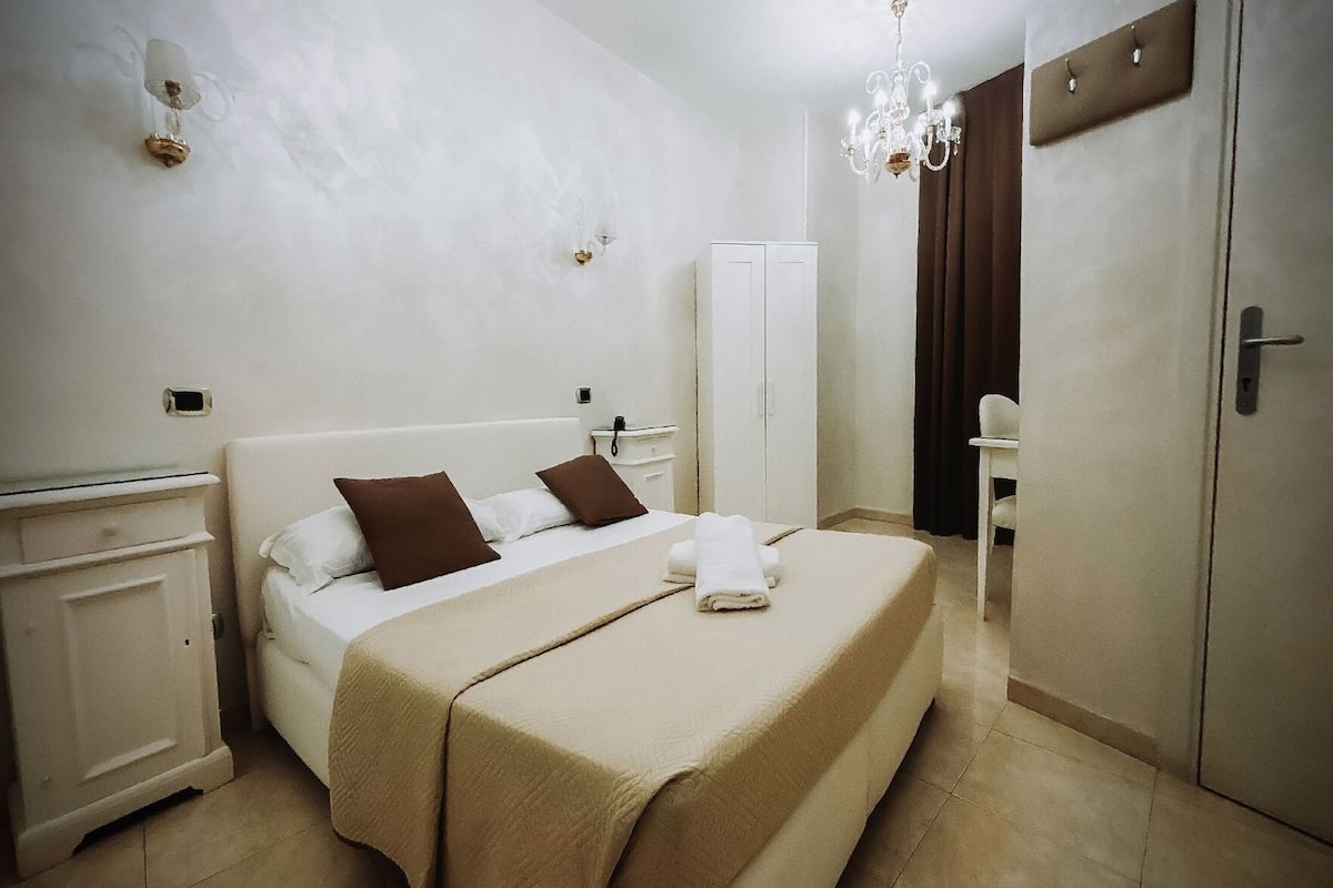 Frigobar, berços (sobretaxa), roupa de cama
