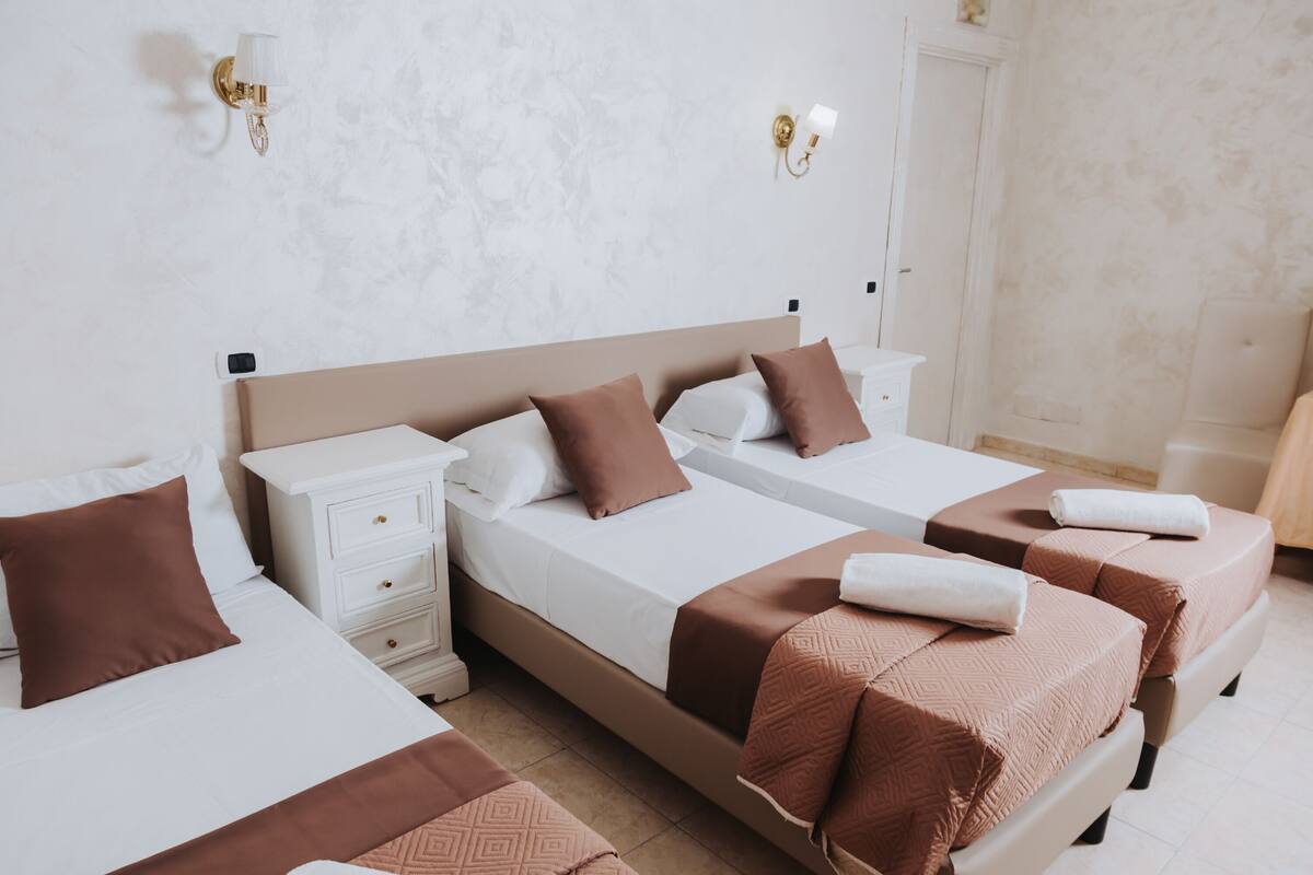 Classic Triple Room | 1 bedroom, minibar, cots/infant beds, free WiFi