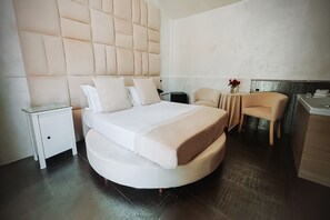 Suite Junior, baignoire à jets | Minibar, lits bébé (en supplément), draps fournis