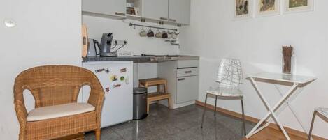 Appartement, cuisinette | Cuisinette privée | Réfrigérateur, surface de cuisson, cafetiÚre-théiÚre