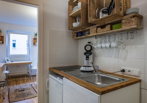 Studio | Eigene Kochnische | Kühlschrank, Herdplatte, Wasserkocher mit Kaffee-/Teezubehör