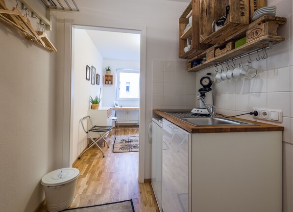 Studio | Private kitchenette | Fridge, stovetop, coffee/tea maker, cookware/dishes/utensils