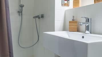 Studio | Badezimmer | Dusche, kostenlose Toilettenartikel, Handtücher