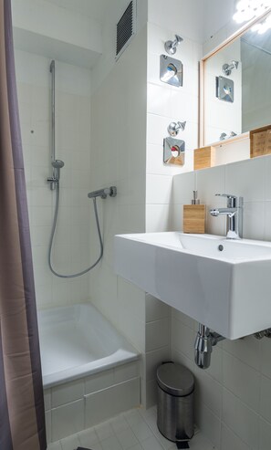 Studio | Bathroom | Shower, free toiletries, towels