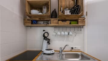 Studio | Eigene Küche | Wasserkocher mit Kaffee-/Teezubehör, Kühlschrank, Herdplatte