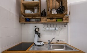 Studio | Private kitchen | Fridge, stovetop, coffee/tea maker, cookware/dishes/utensils