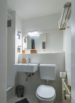 Studio | Badezimmer | Dusche, kostenlose Toilettenartikel, Handtücher