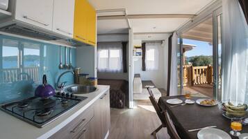 Junior Suite (Natural) | Private kitchen | Full-sized fridge, microwave, stovetop, coffee/tea maker