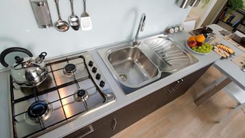 Full-sized fridge, microwave, stovetop, coffee/tea maker