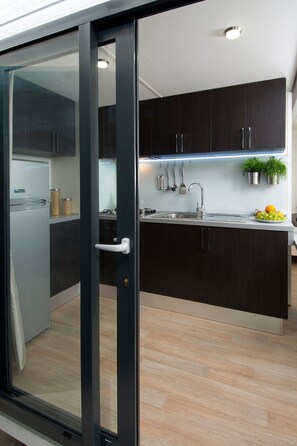 Refrigerador con freezer, microondas, placa de cocina, cafetera/tetera