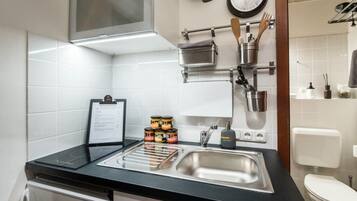 Studio | Eigene Kochnische | Kühlschrank, Herdplatte, Wasserkocher mit Kaffee-/Teezubehör