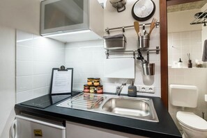 Studio | Private kitchenette | Fridge, stovetop, coffee/tea maker, electric kettle