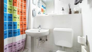 Studio | Badezimmer | Dusche, kostenlose Toilettenartikel, Haartrockner, Handtücher