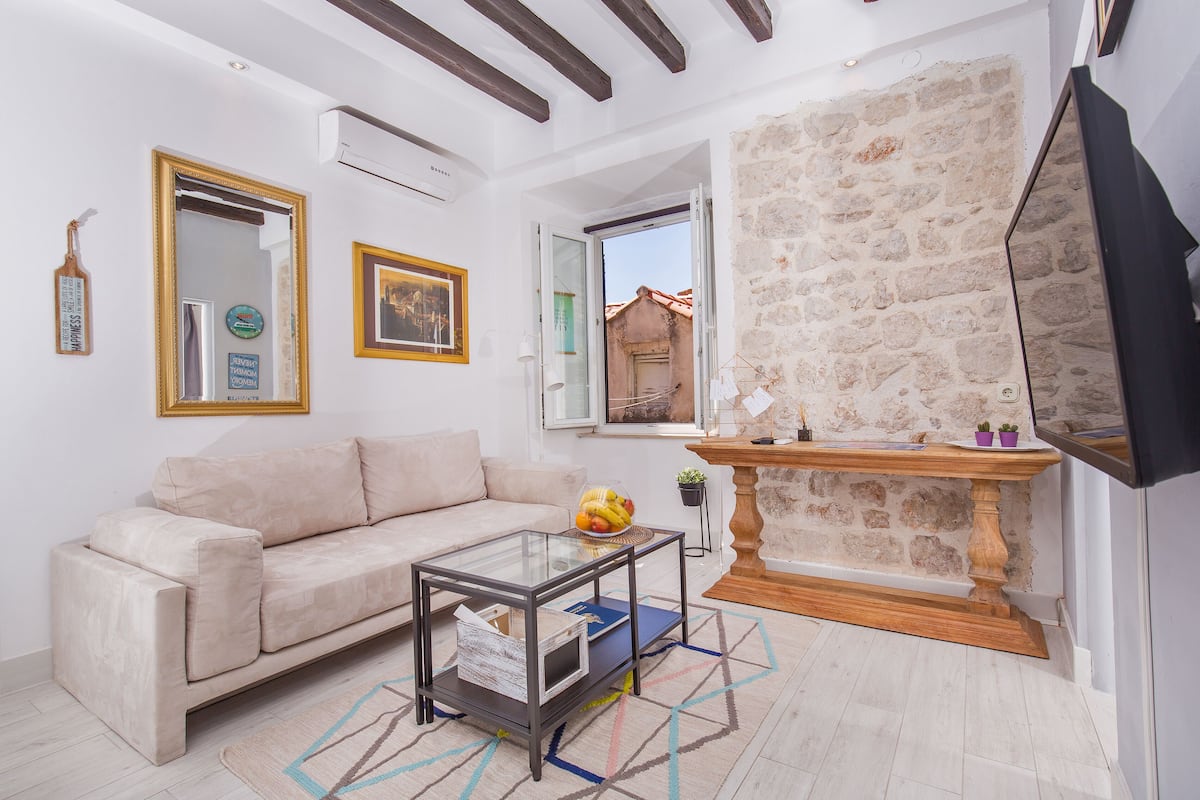 Appartamento Deluxe, 2 camere da letto, balcone, vista città | Area soggiorno | TV a schermo piatto