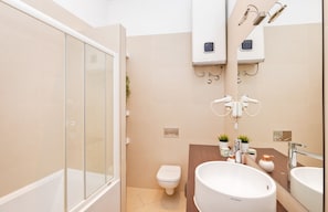 Comfort-Apartment, 2 Schlafzimmer, Stadtblick | Badezimmer | Dusche, kostenlose Toilettenartikel, Haartrockner, Hausschuhe