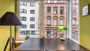 Design-Apartment, 1 Queen-Bett, Kochnische | Businesscenter im Zimmer