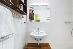 Design Apartment, 1 Queen Bed, Kitchenette | Bathroom | Shower, hair dryer, towels - Stay in Style City Center deluxe flat (Mannheim)