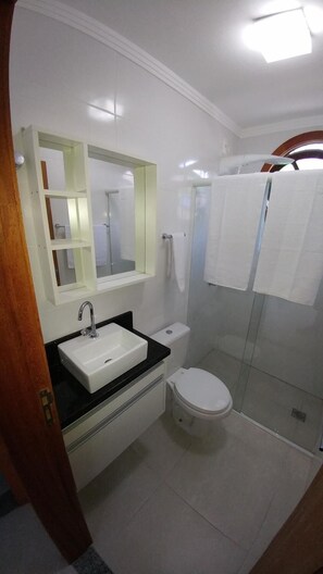 Shower, towels, toilet paper - Residencial Vó Maria (Florianópolis)