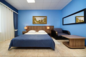 Kahden hengen comfort-huone | Työpöytä, silitysrauta/-lauta, lisävuoteet, ilmainen Wi-Fi