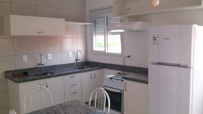 Fridge, stovetop, cookware/dishes/utensils - Residencial Lidia Milani (Florianópolis)
