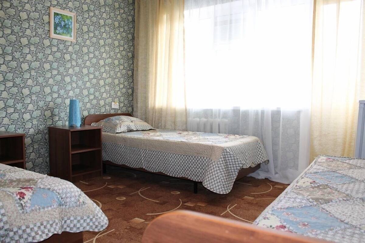 Chambre Triple, balcon | Fer et planche à repasser, lits bébé (en supplément), Wi-Fi gratuit