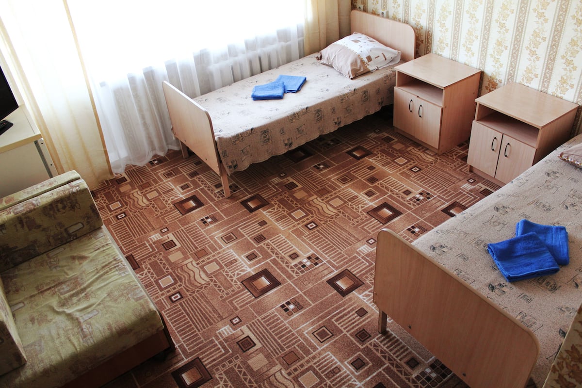 Chambre avec lits jumeaux, balcon | Fer et planche à repasser, lits bébé (en supplément), Wi-Fi gratuit