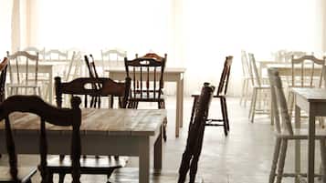 Sudah termasuk sarapan prasmanan setiap hari