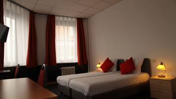 Familie vierpersoonskamer | Een kluis op de kamer, geluiddichte muren, een strijkplank/strijkijzer