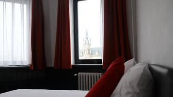 Caja fuerte, sistema de insonorización, tabla de planchar con plancha