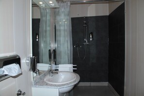 Standard Double Room | Bathroom | Free toiletries, hair dryer - Hotel De Spiegel (Sint-Niklaas)