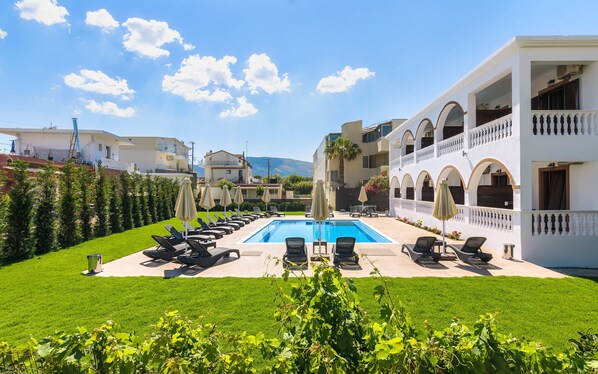 Szezonális szabadtéri medence, nyitva 8:00 és 19:00 között, napernyők