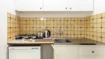 Standard Studio | Private kitchenette | Fridge, stovetop, coffee/tea maker, electric kettle