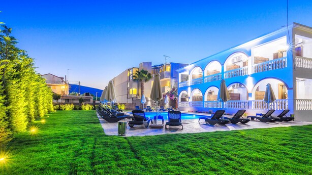 A hotel with a swimming pool, sun loungers, and a well-maintained lawn. - Alterego Studios (Zakynthos)